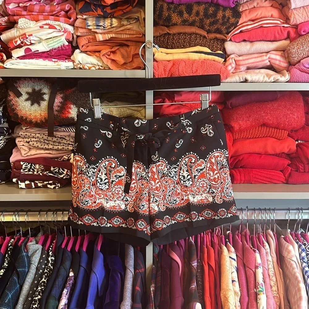 Loft black/red/blue paisley print 4” shorts size 00 (fits like 0-2)​